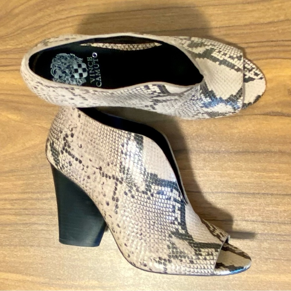 Vince Camuto Andrita Snakeskin Plunge Cut Stacked Heel Booties Size 8.5 - Picture 3 of 13